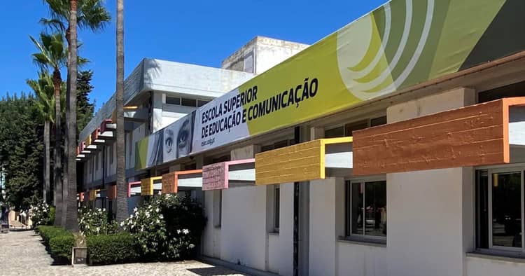 Cartaz de Provas de Mestrado em Ensino do 1.º ciclo do Ensino Básico de Matemática e Ciências Naturais em Sala 102 da Escola Superior de Educação e Comunicação
