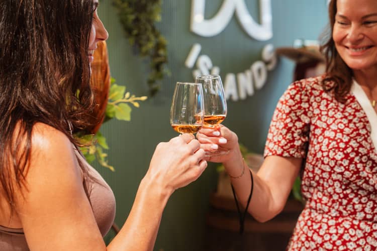 Cartaz de Madeira Wine Lounge em Posto de Informação e Promoção Turística da Madeira